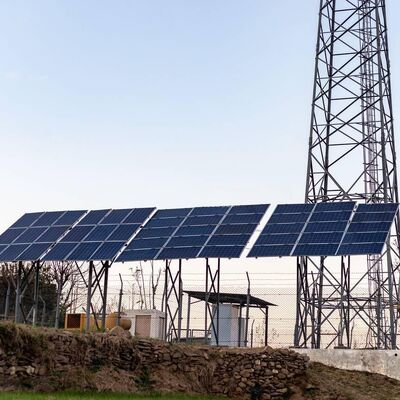 Torre di comunicazione compatibile con le energie rinnovabili per il monitoraggio del parco solare del parco eolico