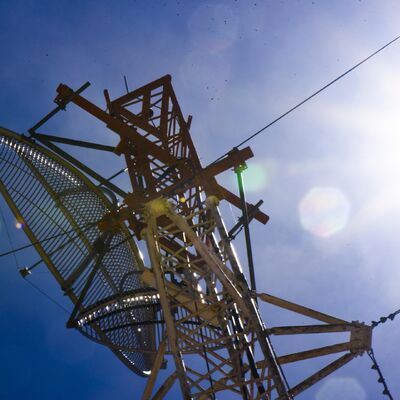 Installazione rapida di torri leggere con tiranti per la copertura della rete wireless rurale