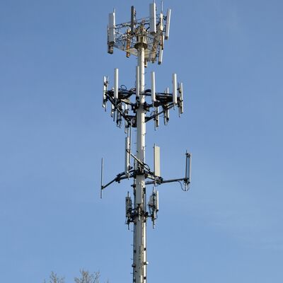 Torre di comunicazione unipolare con piattaforma integrata da 13 22 30 metri per complessi ospedalieri