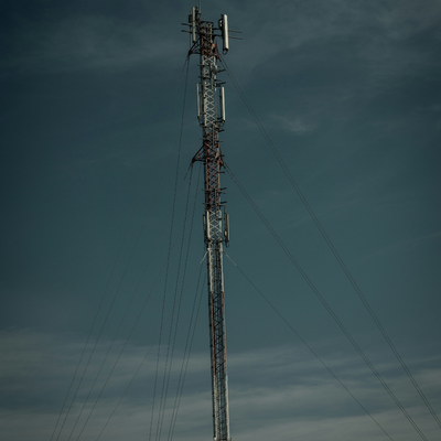 Fondamento leggero a torre con tiranti in acciaio 35M Q355 per la copertura di un'ampia area di pascoli
