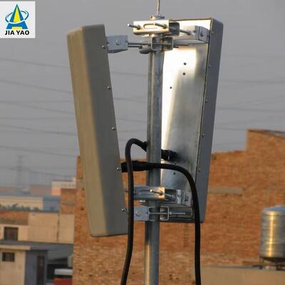 Torre unipolare leggera sul tetto da 25M 30M 40m per la densificazione urbana di piccole cellule 5G con ingombro di base ridotto e acciaio zincato