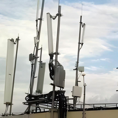 Torre unipolare leggera sul tetto da 25M 30M 40m per la densificazione urbana di piccole cellule 5G con ingombro di base ridotto e acciaio zincato
