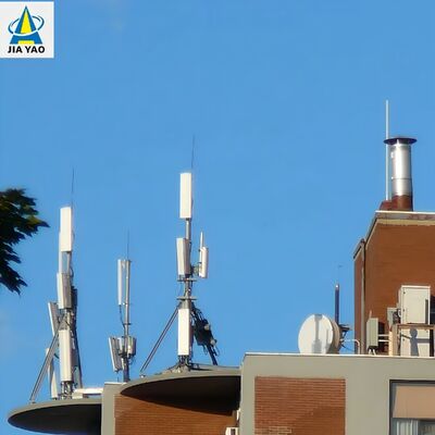 Torre unipolare leggera sul tetto da 25M 30M 40m per la densificazione urbana di piccole cellule 5G con ingombro di base ridotto e acciaio zincato