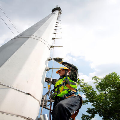 Torre per telecomunicazioni unipolare di livello industriale da 20 m-40 m con scala di salita interna e piattaforma di manutenzione per stazione base urbana Smart City